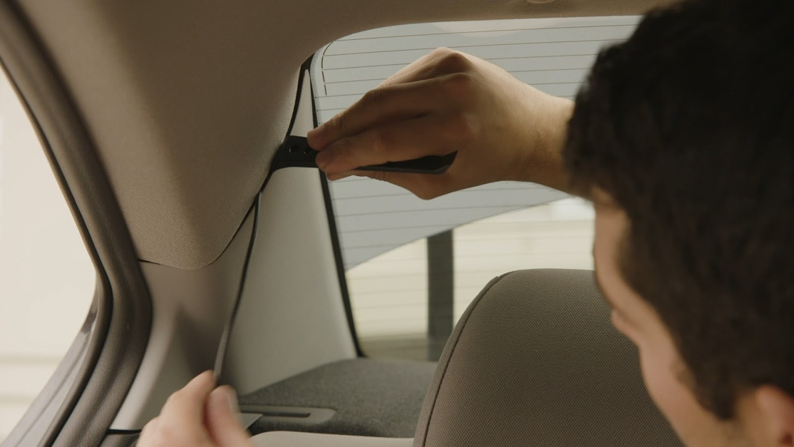 Kabels-van-je-dashcam-wegwerken2